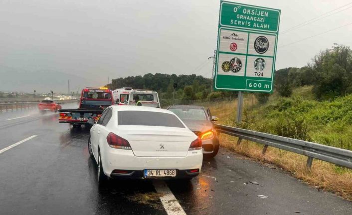 Otobanda araçlar birbirine girdi: 4 yaralı