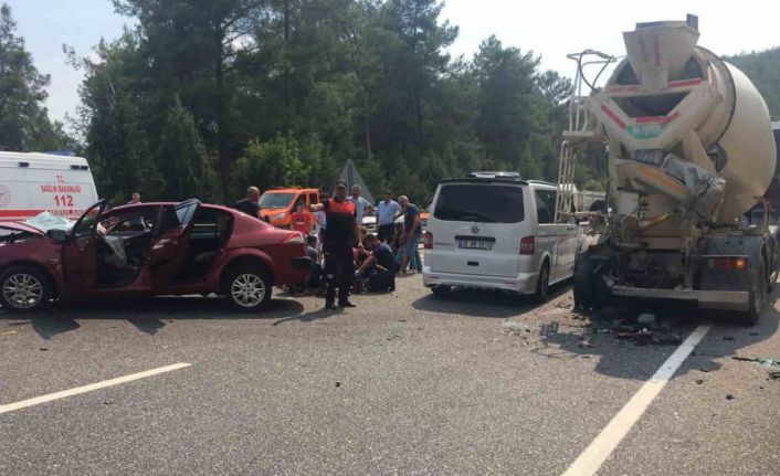 Otomobil beton mikserine arkadan çarptı: 1 ölü