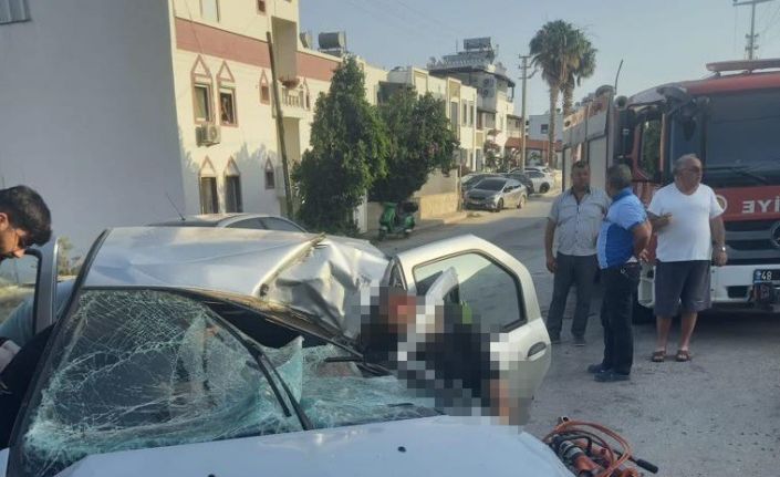 Otomobil çöp konteynerine ve direğe çarptı, sürücü olay yerinde hayatını kaybetti