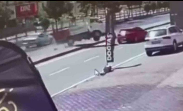 Otomobil ile çarpışan kamyonet kaldırıma çıktı: O anlar güvenlik kamerasına yansıdı