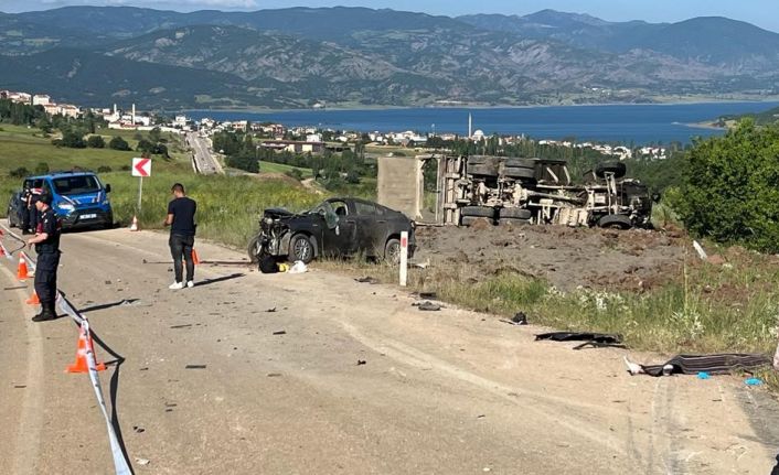 Otomobil ile kamyon çarpıştı, ölü ve yaralılar var