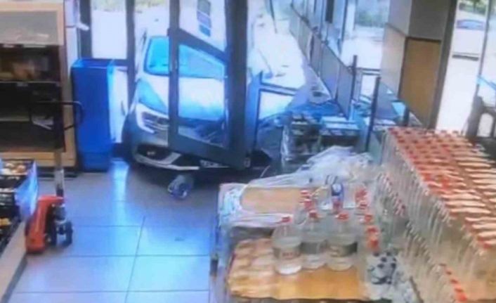 Otomobil markete daldı, o anlar saniye saniye güvenlik kamerasına yansıdı