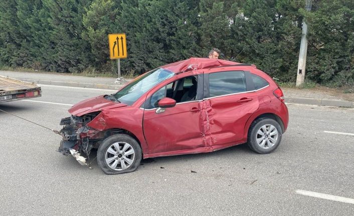 Otomobil önce kaldırıma sonra direğe çarptı: 2 yaralı