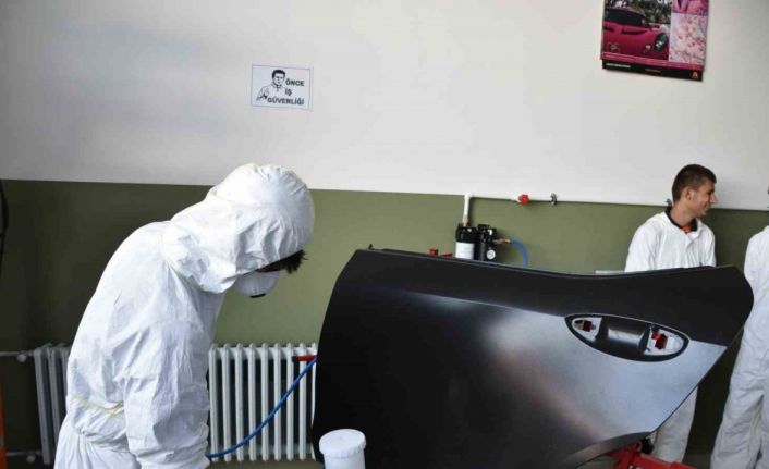 Otomotiv sektörünün ihtiyaç duyduğu kaporta ve boyacılar Denizli’de yetişiyor