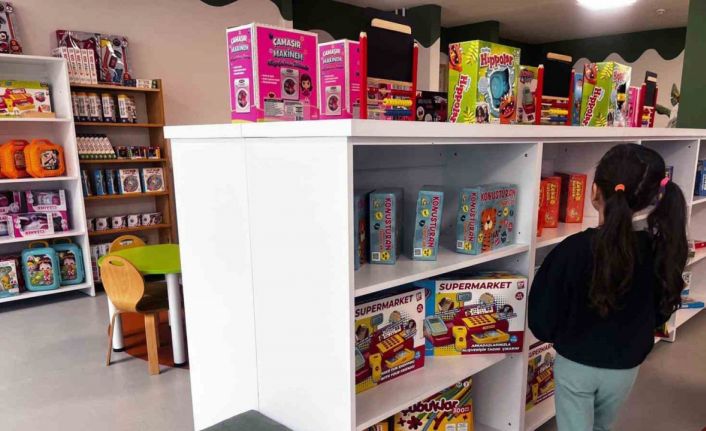 Oyuncak kütüphanesi miniklerin ilgi odağı