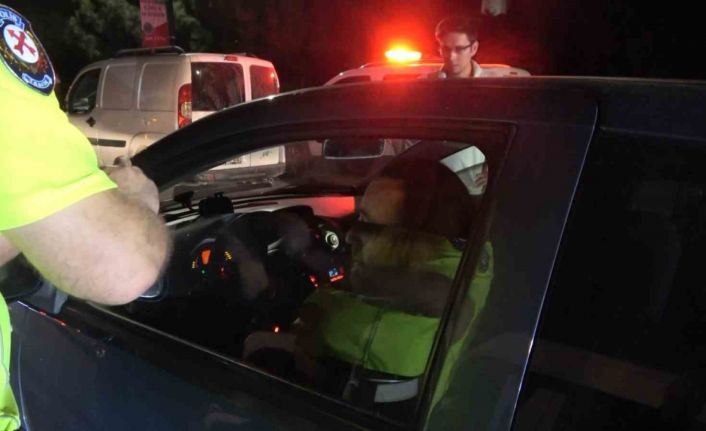 (Özel) Alkollü yakalandı, direksiyon başında alkol almaya devam etti