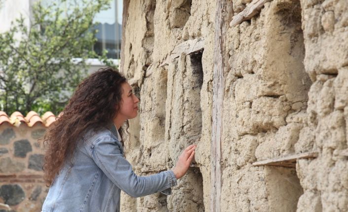 (Özel) Bu evi görenler şaşırıyor...Doğal peteklerden oluşan 100 yıllık arı evi yenileniyor