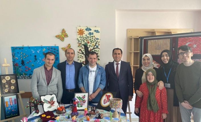 Özel gereksinimli bireylerin eserleri sergide yerini aldı