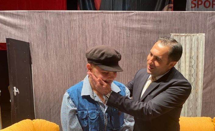 Özel gereksinimli bireylerin tiyatro gösterisi büyük beğeni topladı