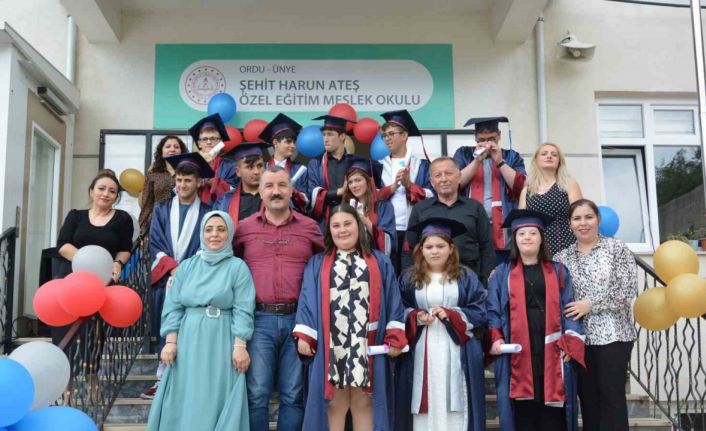 Özel öğrencilere coşkulu mezuniyet töreni