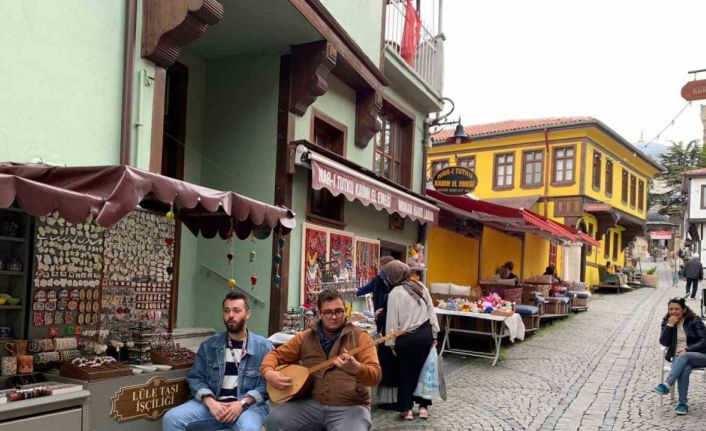 (ÖZEL) Tarihi bölgede esnaf turistleri yöresel türküler söyleyerek karşılıyor
