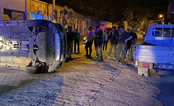 Park halindeki kamyonete çarpan otomobilde 2 kişi yaralandı