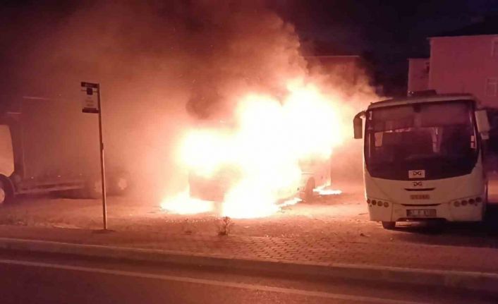 Park halindeki servis midibüsü alev topuna döndü