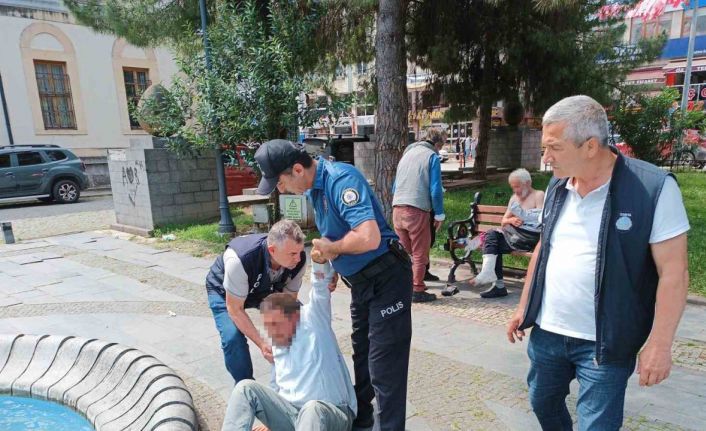 Parkı mesken tutan sarhoşlar, içkilerine el konulunca taşkınlık çıkardı