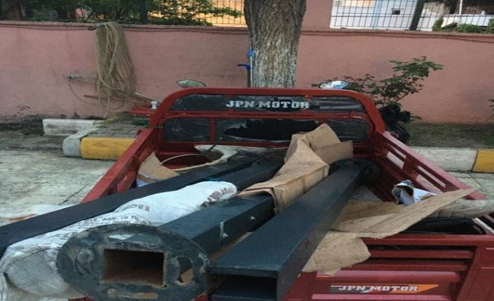 Parktaki aydınlatma direklerini ve kabloları çalan hırsız yakayı ele verdi