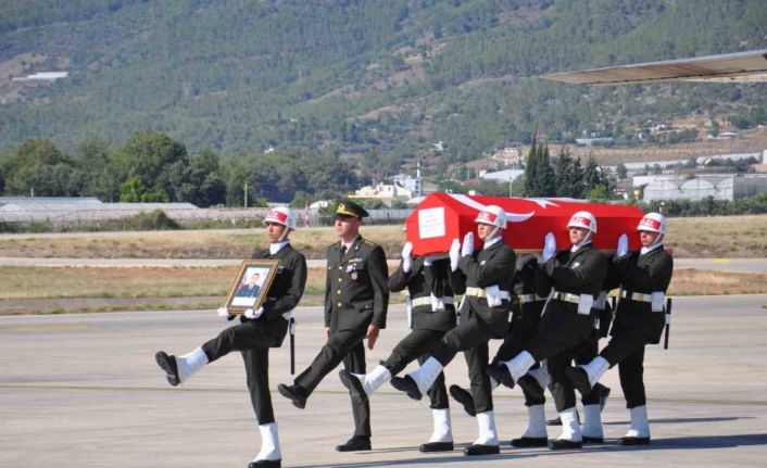 Pençe Kilit Operasyonu’nda yaralanarak şehit düşen Uzman Çavuş’a gözyaşları arasında karşılama