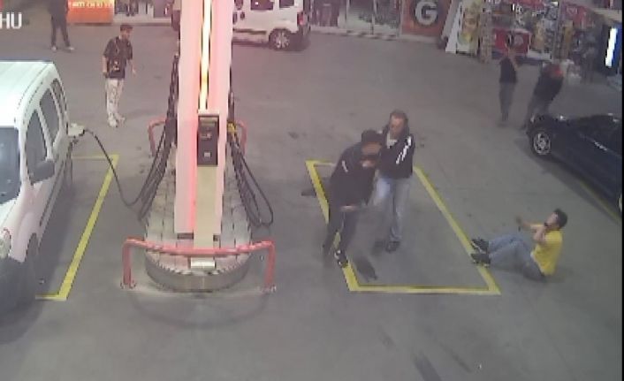 Pendik’te akaryakıt istasyonu çalışanına tornavidalı saldırı kamerada