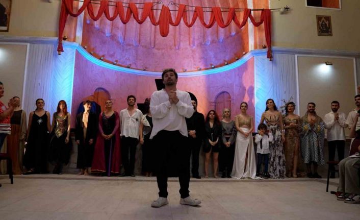 ‘Pera’nın Seslerinden Adımlara’ Neziroğlu’nun koleksiyonu ile izleyicilerle buluştu