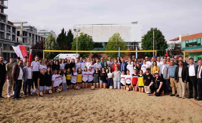 Plaj voleybolu festivali başladı