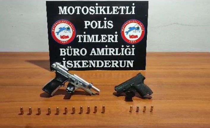 Polis, 2 şüpheliyi ruhsatsız silahlarla yakaladı