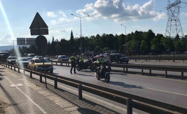 Polis kaçan motosikletlinin peşine düştü: İki taraf da motosikletten düşerek yaralandı
