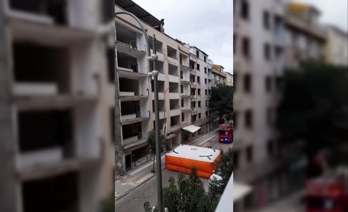 Polisin saatler süren ikna çalışmaları ile indiği çatıya sabah yeniden çıktı