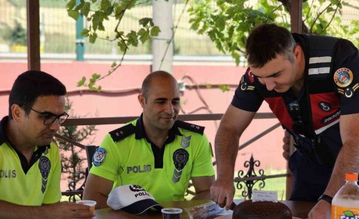 Polisten jandarmaya anonslu ve pastalı süpriz