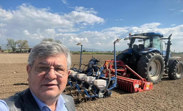 Posacı çok sevdiği tarlalardan kopamıyor