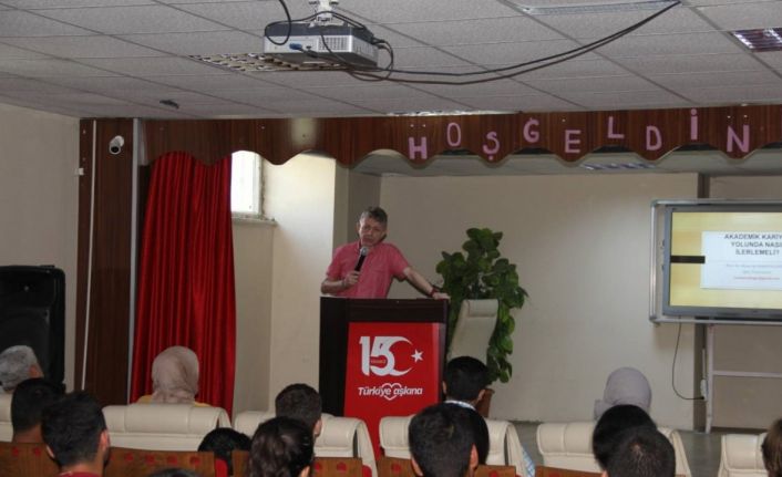 Prof. Dr. Karavelioğlu, lise öğrencilerine TÖMER’i ve Fen Edebiyat Fakültesini anlattı