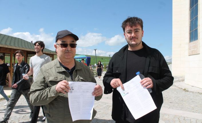 "Rakibim yok" diyen 62 yaşındaki baba 19 yaşındaki oğluyla birlikte sınava girdi