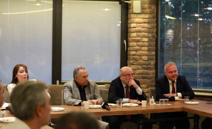 Rektör Karamustafa ’Küreselleşme, Dijital Bağımlılık ve Gençlik’ konulu söyleşi programına katıldı