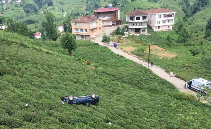Rize’de otomobil çay bahçesine yuvarlandı: 2 yaralı