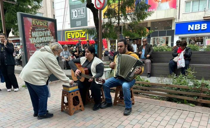 Sağanak yağış sonrası güneş açınca kent merkezi doldu taştı