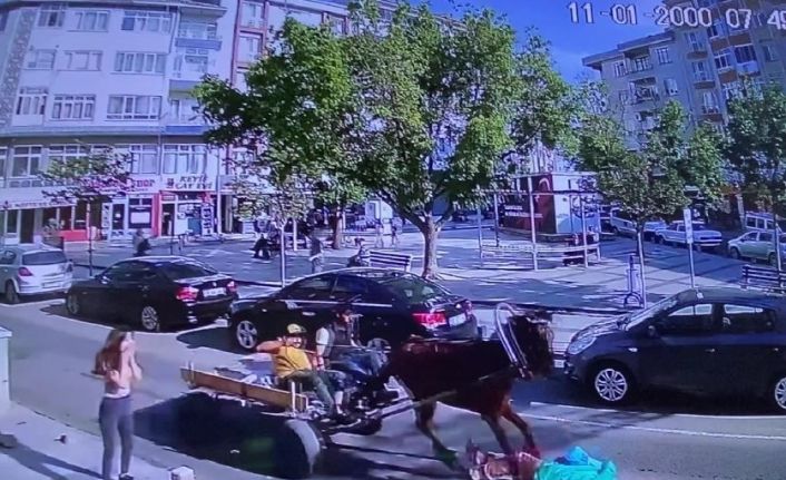 Sahibinin zapt edemediği atın ters yönde 4 nala koşarken yayaya çarptığı anlar kameraya yansıdı
