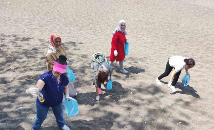 Sahilden sigara izmariti topladılar