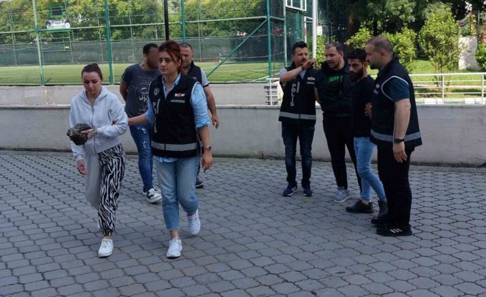 Sahte dolarla telefon satın alan sevgililer tutuklandı