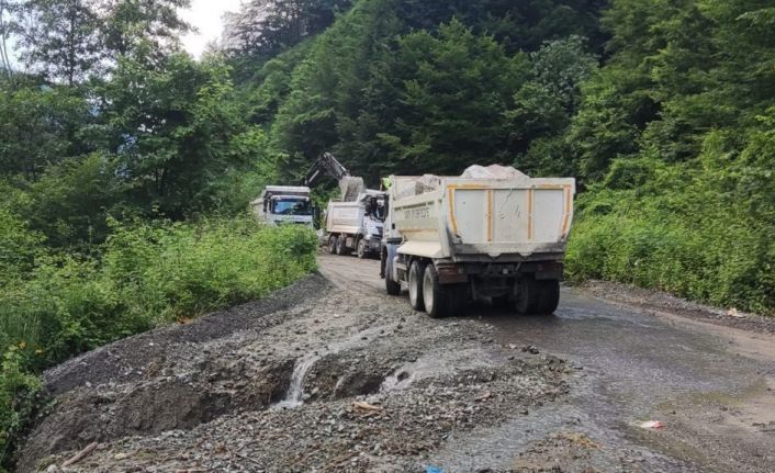 Sakarya Büyükşehir, yağışlarda hasar gören o yol için seferber oldu