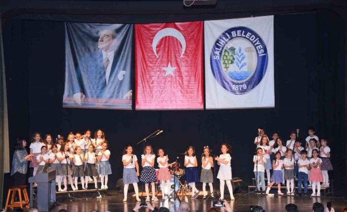 Salihli Sanat Şenliğinde minikler hünerlerini sergiledi