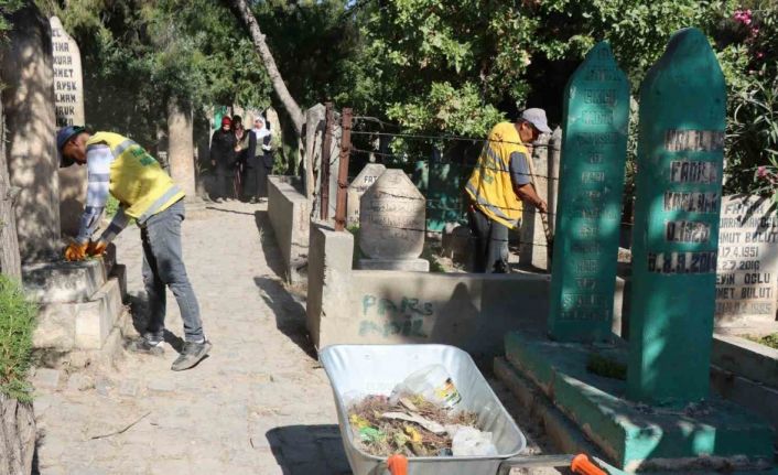 Şanlıurfa’da mezarlıklarda bayram temizliği
