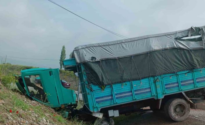 Şarampole giren kamyonette 2 kişi yaralandı