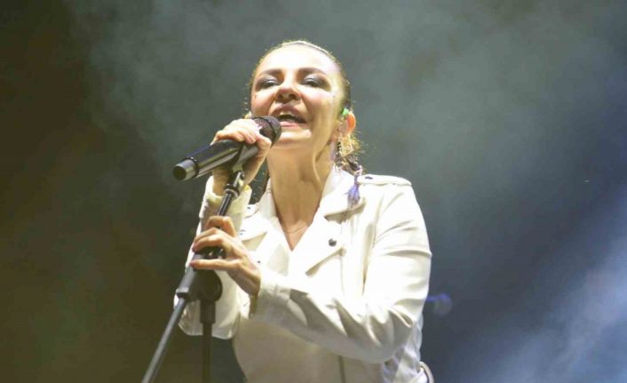 Şarkıcı Fatma Turgut Tekirdağ’da konser verdi