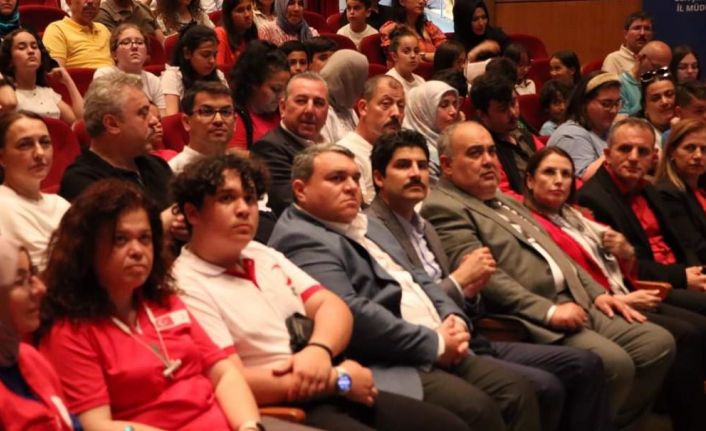 Satranç turnuvasında yarışmacılar iyiliğe hamle yaptı