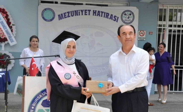 Savaştan kaçan Suriyeli öğrenci yüksekokulu birincilikle tamamladı