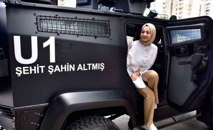 Şehit ailesini polis, üzerinde şehidin ismi yazılı zırhlı araçla ziyaret etti