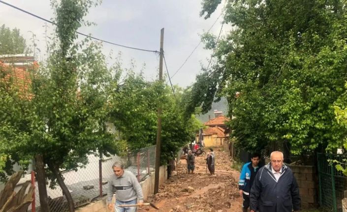 Sel Çameli’nin iki mahallesini vurdu