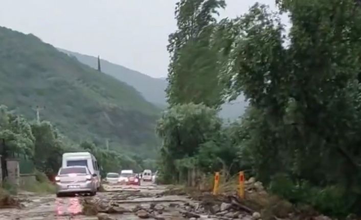 Sel suları İznik Bursa yolunu kapattı