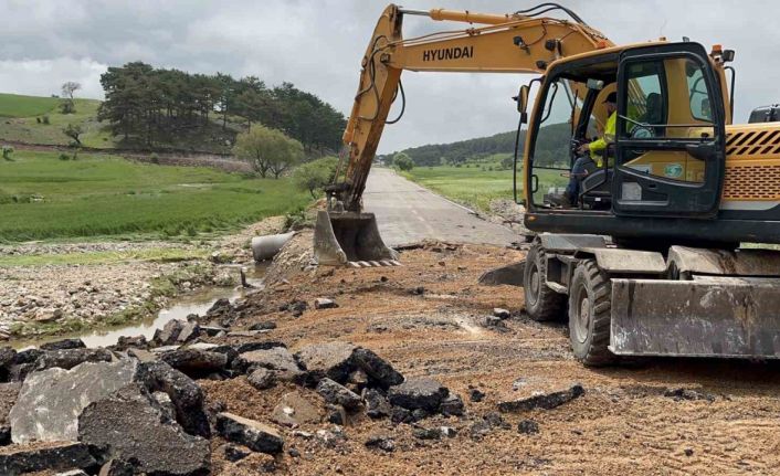 Sel suları Yazılıkaya yolunu kullanılmaz hale getirdi