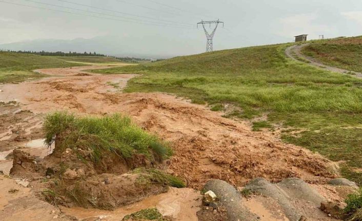 Sel sularının buzdolabı ve çamaşır makinesini sürüklediği anlar kamerada