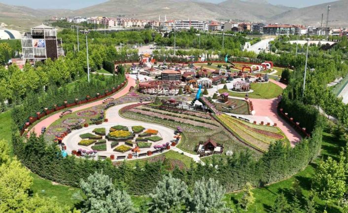 Selçuklu Çiçek Bahçesi 400 bin çiçekle görsel şölen sunuyor