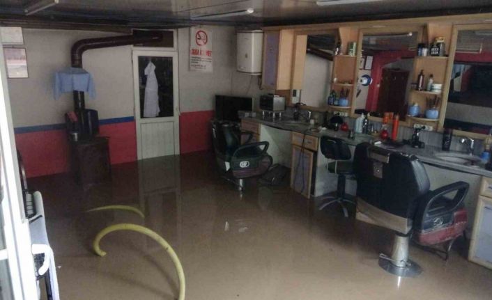 Selden korunmak için masaların üzerine çıkan vatandaşlar kameraya yansıdı